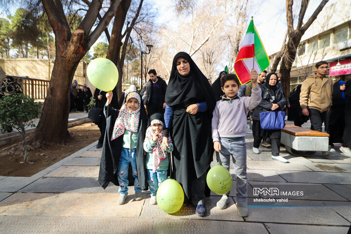 آینده‌سازان ایران پای کار انقلاب