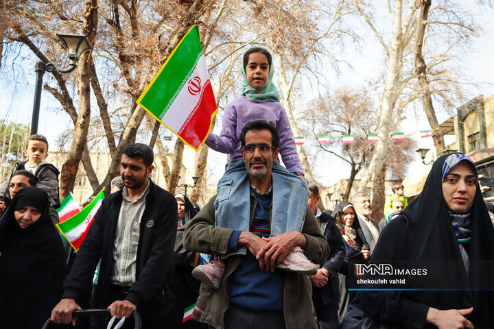 آینده‌سازان ایران پای کار انقلاب