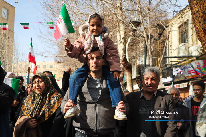 آینده‌سازان ایران پای کار انقلاب