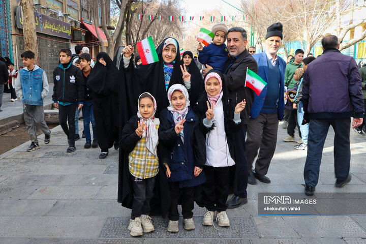 آینده‌سازان ایران پای کار انقلاب