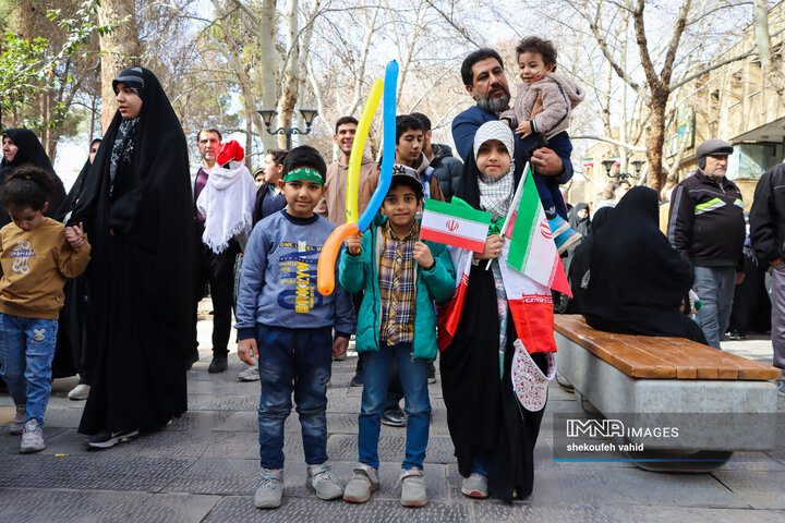 آینده‌سازان ایران پای کار انقلاب