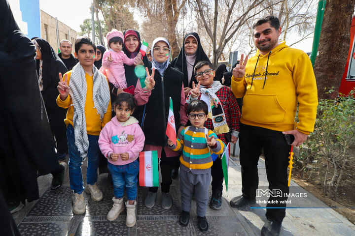 آینده‌سازان ایران پای کار انقلاب