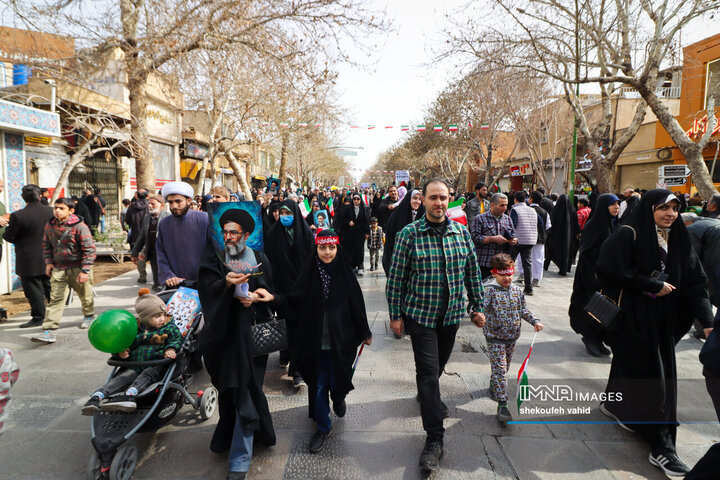 آینده‌سازان ایران پای کار انقلاب