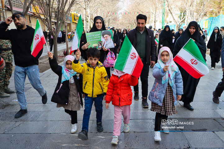 آینده‌سازان ایران پای کار انقلاب