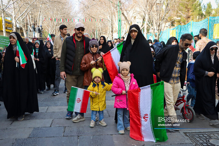 آینده‌سازان ایران پای کار انقلاب