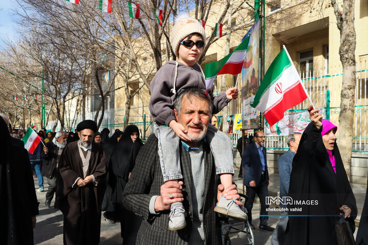 آینده‌سازان ایران پای کار انقلاب