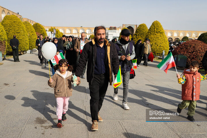 آینده‌سازان ایران پای کار انقلاب