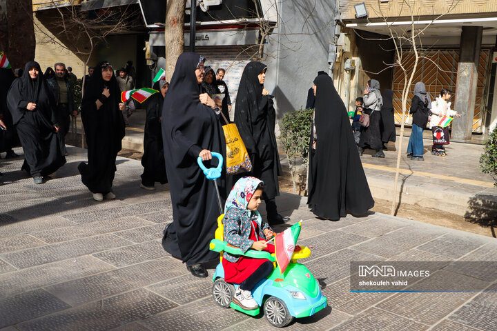 آینده‌سازان ایران پای کار انقلاب