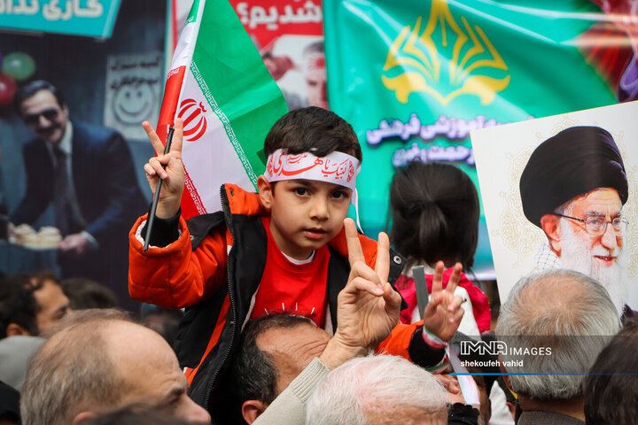 آینده‌سازان ایران پای کار انقلاب