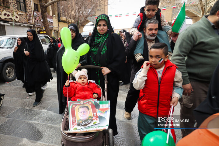 آینده‌سازان ایران پای کار انقلاب