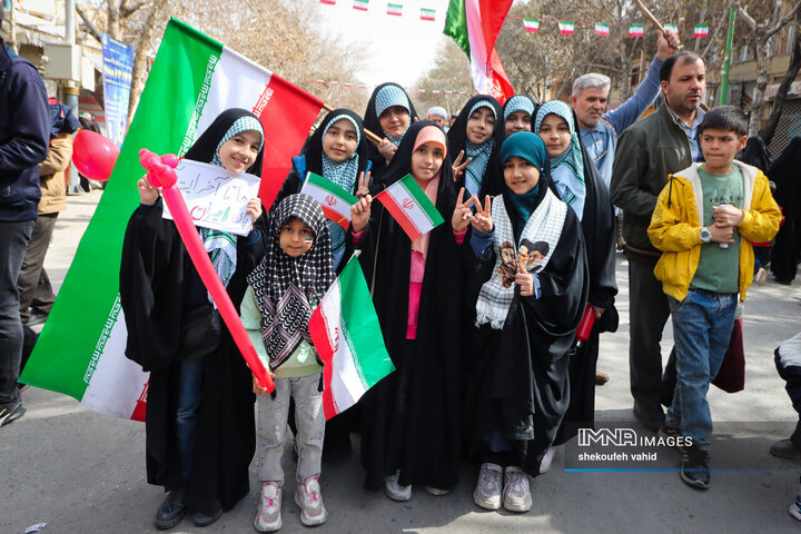 آینده‌سازان ایران پای کار انقلاب