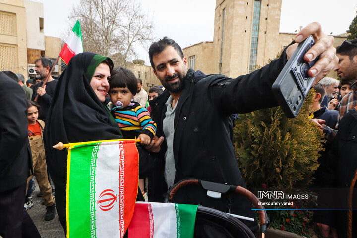 آینده‌سازان ایران پای کار انقلاب