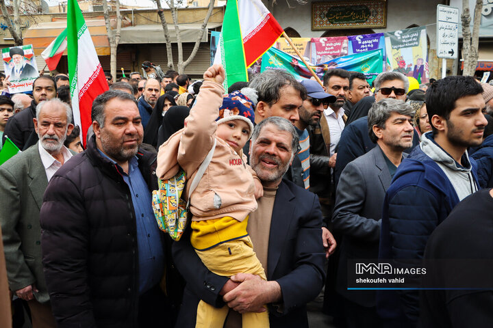 آینده‌سازان ایران پای کار انقلاب