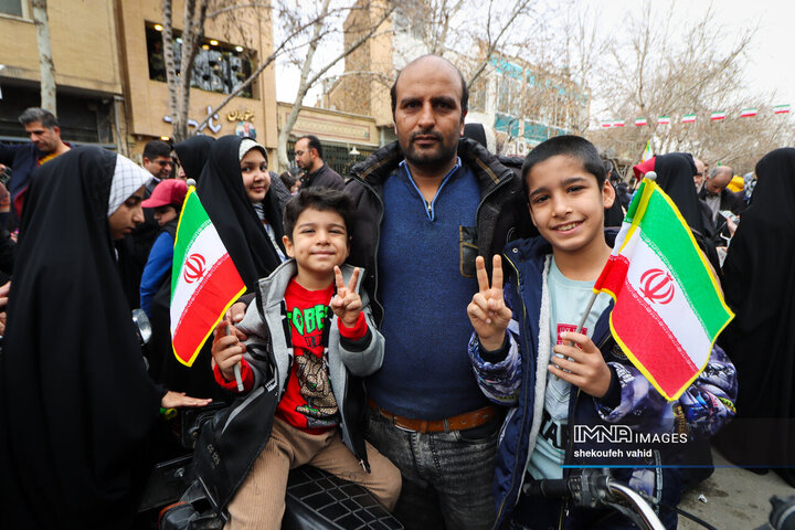 آینده‌سازان ایران پای کار انقلاب