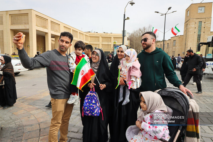 آینده‌سازان ایران پای کار انقلاب