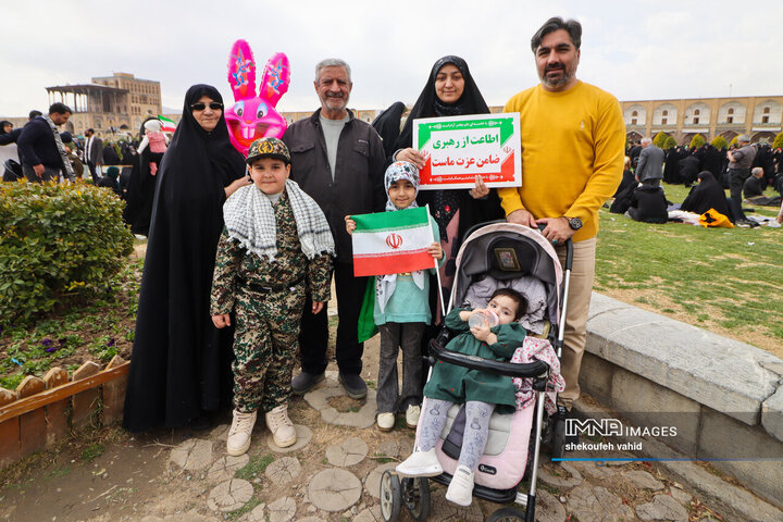 آینده‌سازان ایران پای کار انقلاب