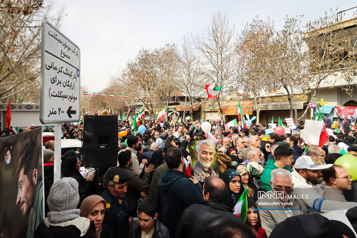 آینده‌سازان ایران پای کار انقلاب