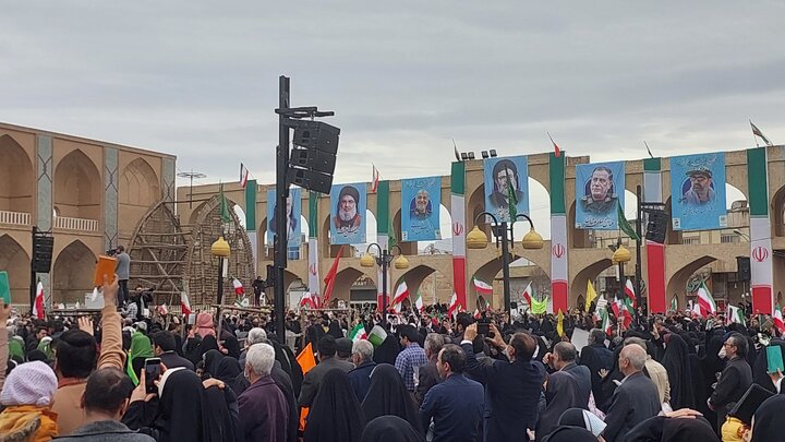 از دور افتخار پرچم بر فراز حسینیه ایران تا قرآن‌های بر دست مردم یزد