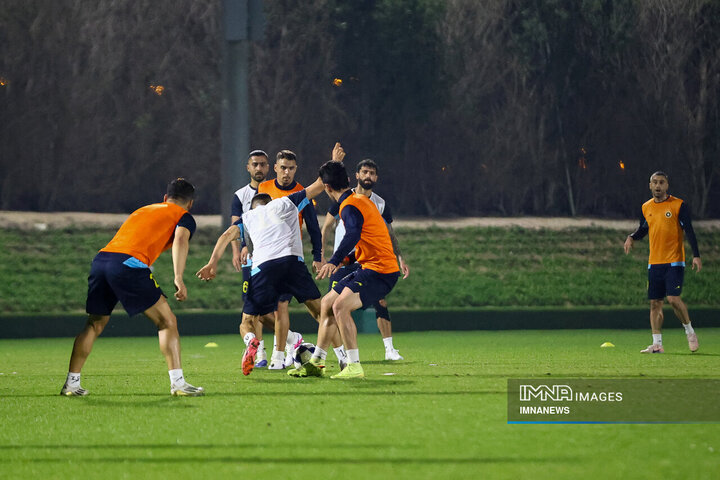 لحظه ورود بازیکنان سپاهان به استادیوم الثمامه برای بازی با الاهلی + فیلم