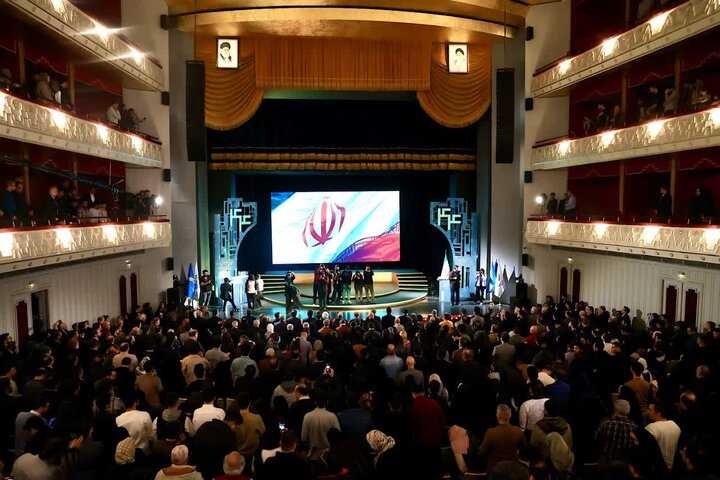 عشق‌ به ایران کم نمی‌شود/ از فردوسی تا کیارستمی و حاتمی‌کیا امیدآفرین بودند