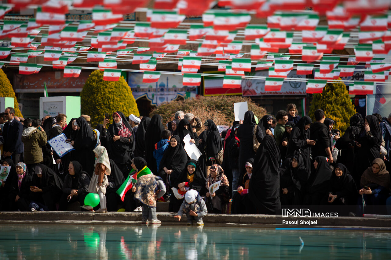 شهر بیمرز؛ اصفهان ۲۲ بهمن میزبان تمام نسلها شد