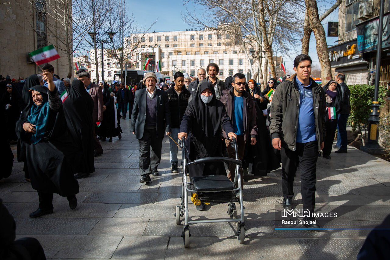 شهر بیمرز؛ اصفهان ۲۲ بهمن میزبان تمام نسلها شد