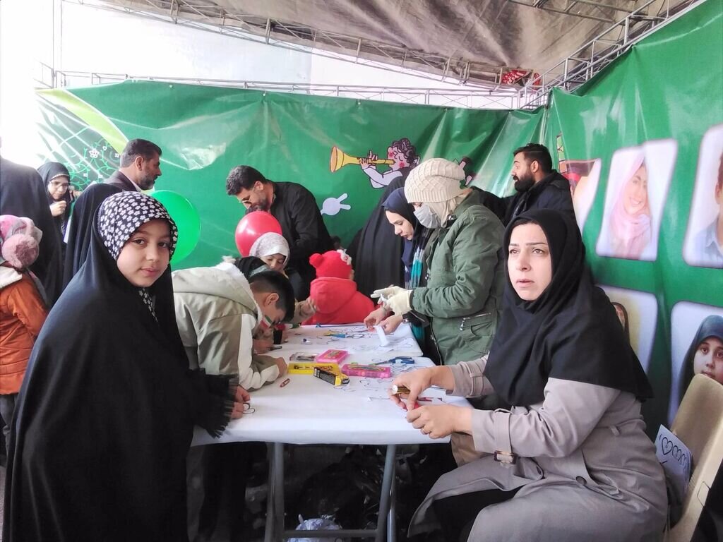 استقبال پرشور کودکان و نوجوانان از غرفه کانون استان اصفهان در ۲۲ بهمن