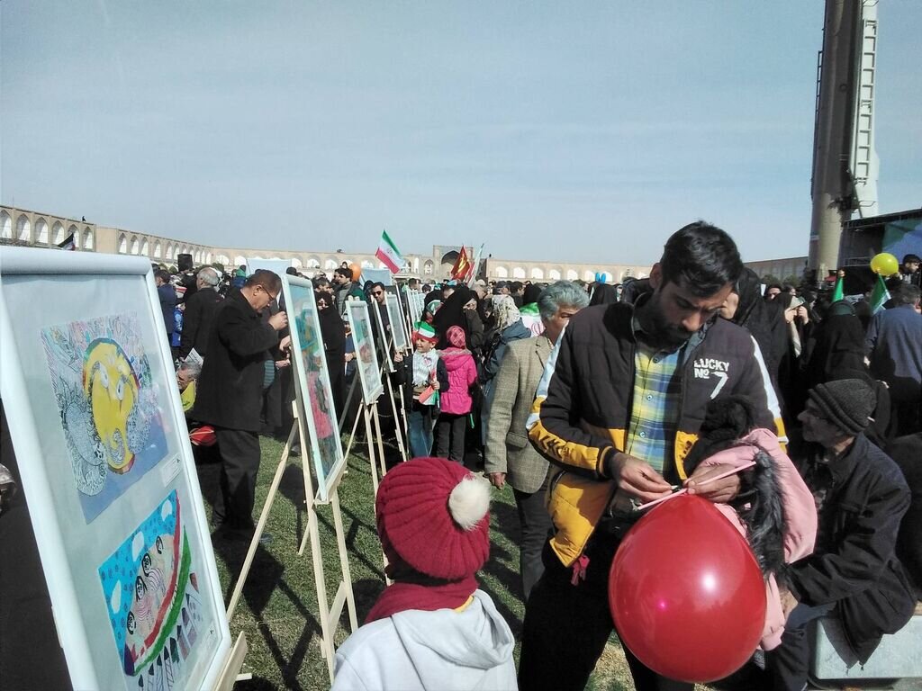 استقبال پرشور کودکان و نوجوانان از غرفه کانون استان اصفهان در ۲۲ بهمن