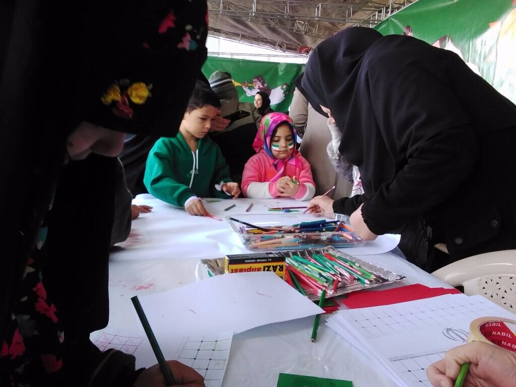 استقبال پرشور کودکان و نوجوانان از غرفه کانون استان اصفهان در ۲۲ بهمن