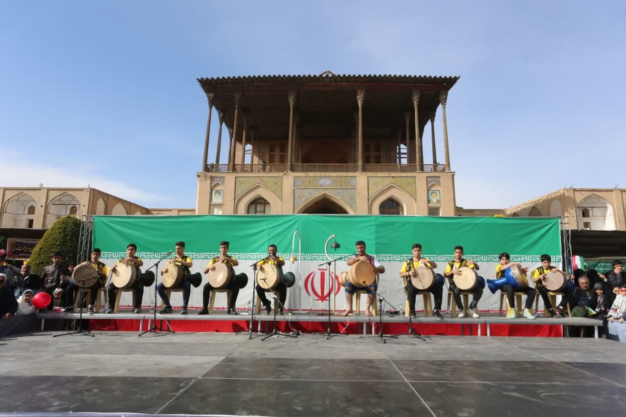 برنامههای فرهنگی همزمان با راهپیمایی یومالله ۲۲ بهمن در اصفهان اجرا شد