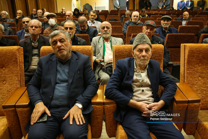 آیین تجلیل از پیشکسوتان انقلاب اسلامی در بازار اصفهان