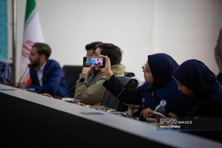 نشست صمیمانه جوانان با شهردار اصفهان