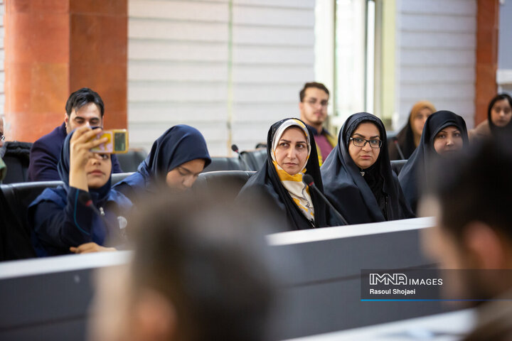 نشست صمیمانه جوانان با شهردار اصفهان