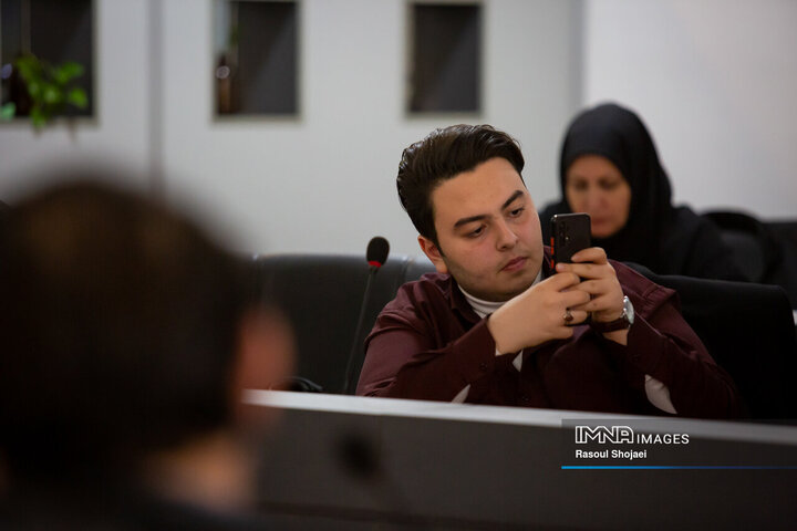 نشست صمیمانه جوانان با شهردار اصفهان