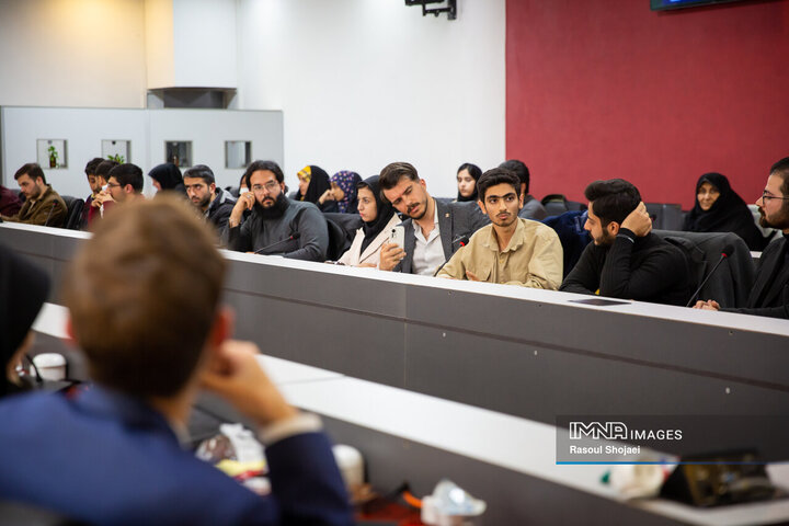 نشست صمیمانه جوانان با شهردار اصفهان