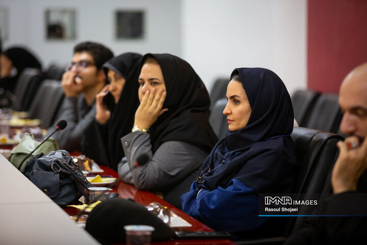 نشست صمیمانه جوانان با شهردار اصفهان