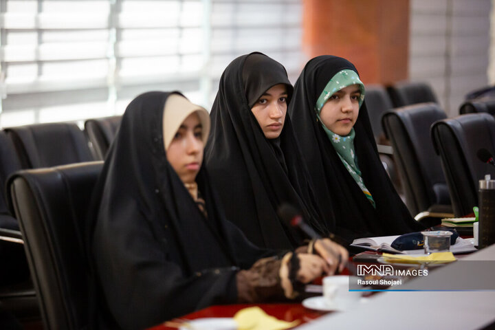 نشست صمیمانه جوانان با شهردار اصفهان