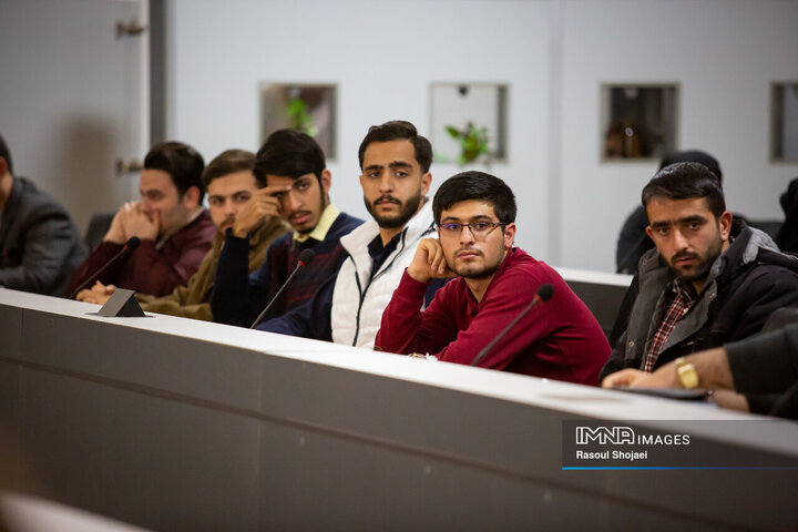 نشست صمیمانه جوانان با شهردار اصفهان