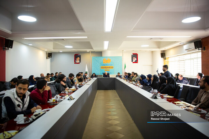 نشست صمیمانه جوانان با شهردار اصفهان