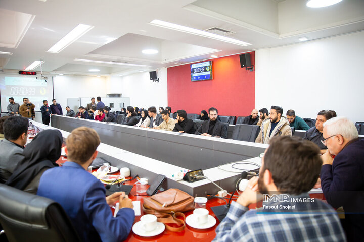 نشست صمیمانه جوانان با شهردار اصفهان