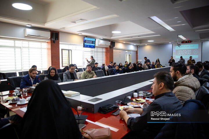 نشست صمیمانه جوانان با شهردار اصفهان