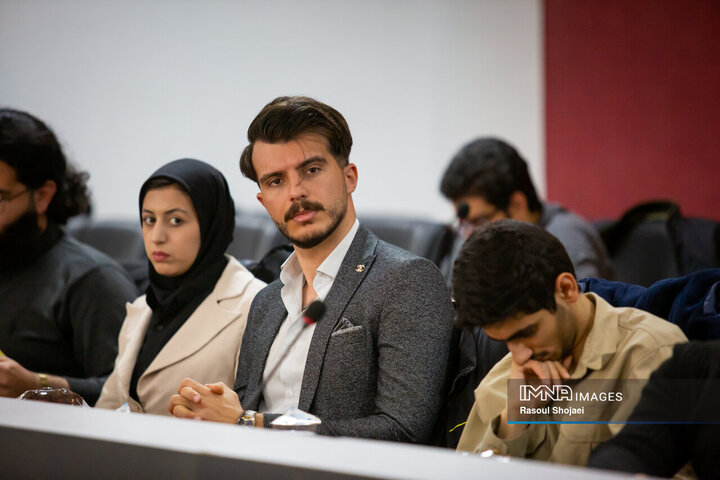 نشست صمیمانه جوانان با شهردار اصفهان