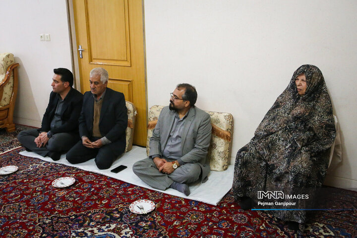 دیدار اعضای شورای شهر اصفهان با خانواده شهدای دفاع مقدس