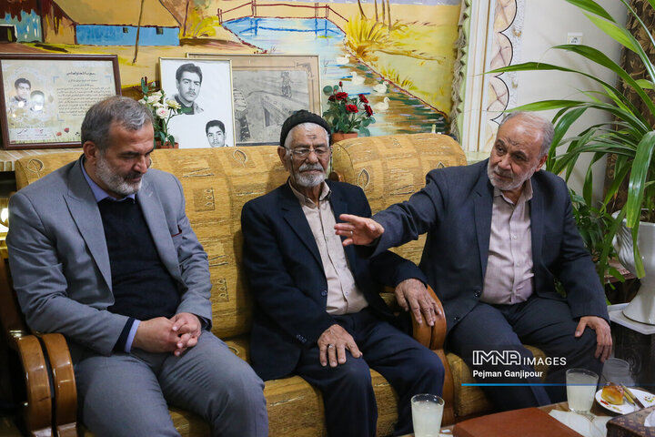 دیدار اعضای شورای شهر اصفهان با خانواده شهدای دفاع مقدس