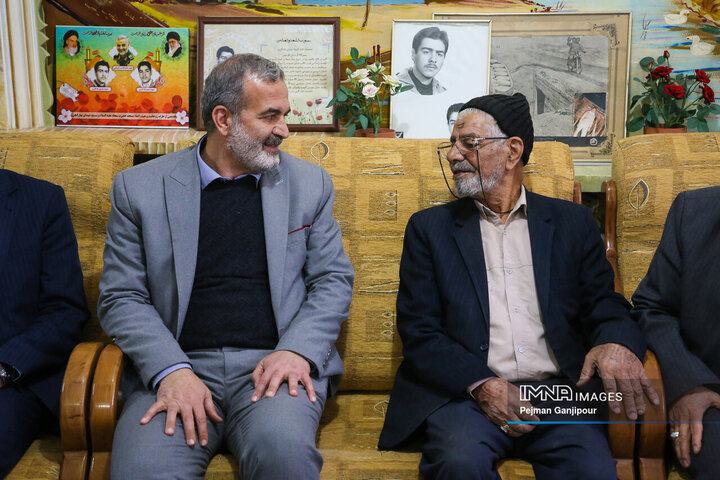 دیدار اعضای شورای شهر اصفهان با خانواده شهدای دفاع مقدس