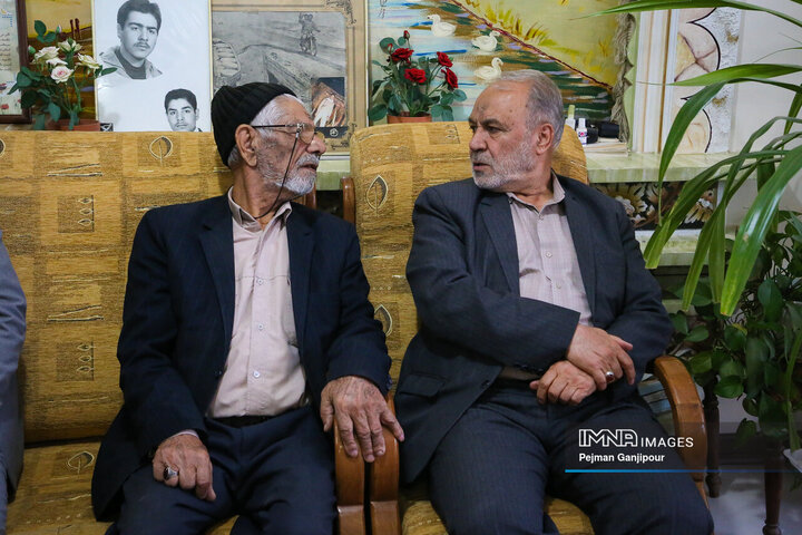 دیدار اعضای شورای شهر اصفهان با خانواده شهدای دفاع مقدس