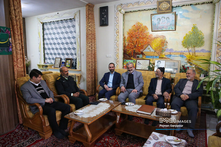 دیدار اعضای شورای شهر اصفهان با خانواده شهدای دفاع مقدس