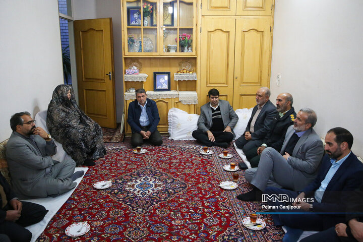 دیدار اعضای شورای شهر اصفهان با خانواده شهدای دفاع مقدس