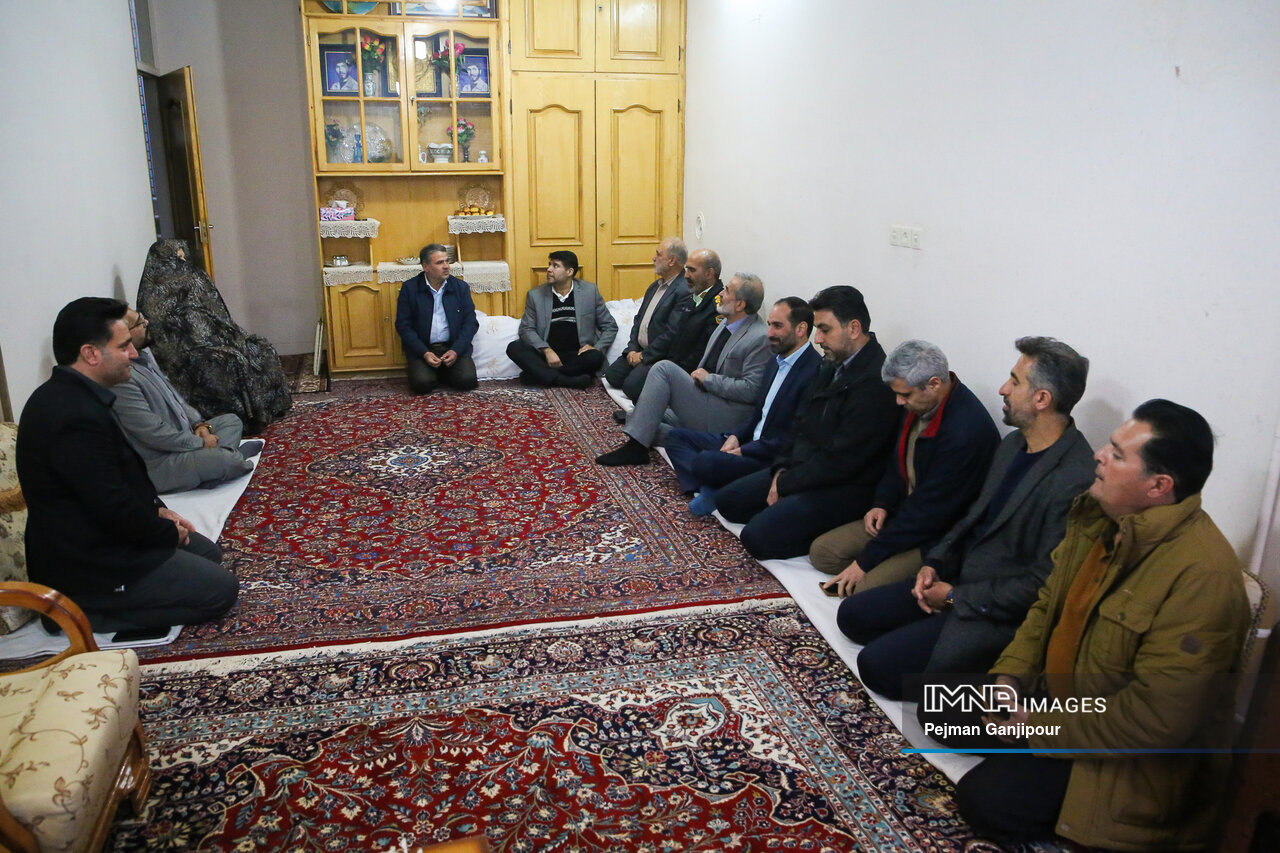 دیدار با خانواده شهدا انگیزه خدمت مسئولان را مضاعف میکند