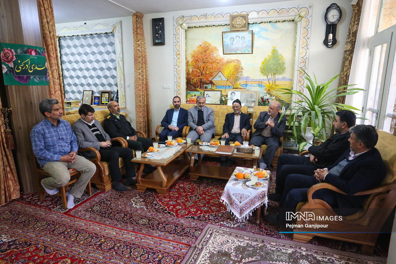 دیدار با خانواده شهدا انگیزه خدمت مسئولان را مضاعف میکند